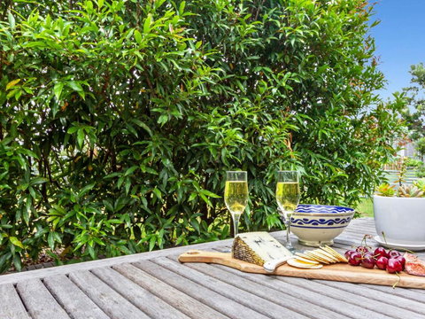 The Boathouse Comfortable Beachfront Home - Foster Accommodation 2