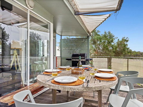 The Boathouse Comfortable Beachfront Home - Foster Accommodation 6