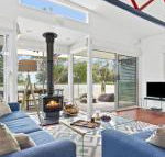 The Boathouse comfortable beachfront home - Foster Accommodation