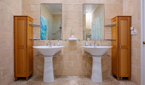 Cherubino Wines Guest Houses - Foster Accommodation 2