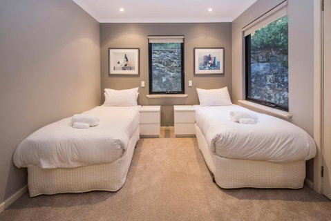 Top Of The Hill - Foster Accommodation 3