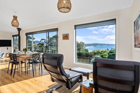 GRANITE BEACH HOUSE At Bay Of Fires - Foster Accommodation 5