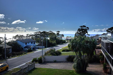 GRANITE BEACH HOUSE At Bay Of Fires - Foster Accommodation 2