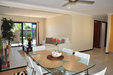 43 Double Island Drive Two Level Holiday Home With Swimming Pool. Located Close To Beach & CBD - Foster Accommodation 6