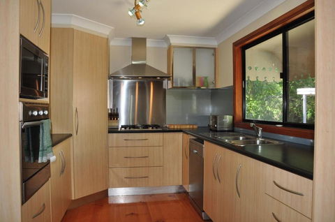 43 Double Island Drive Two Level Holiday Home With Swimming Pool. Located Close To Beach & CBD - Foster Accommodation 1