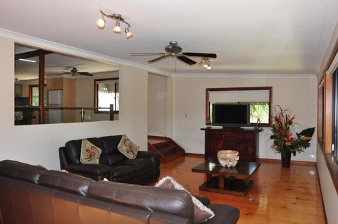 43 Double Island Drive Two Level Holiday Home With Swimming Pool. Located Close To Beach & CBD - Foster Accommodation 5