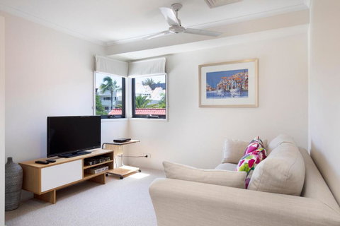 Wake Up To Ocean Views In Stylish Comfort - Foster Accommodation 3