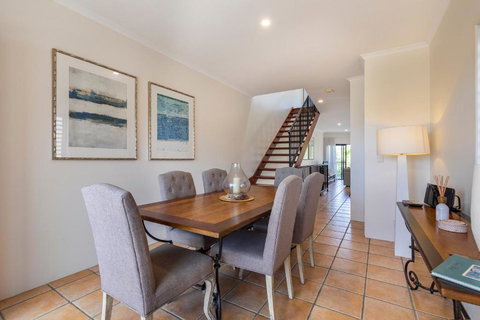 Wake Up To Ocean Views In Stylish Comfort - Foster Accommodation 2