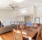 Unit 5 Rainbow Surf Modern double storey townhouse with large shared pool close to beach  shop - Foster Accommodation