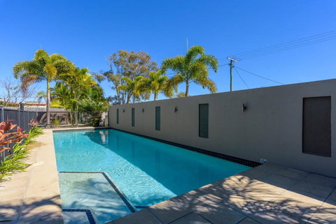 Unit 4 Rainbow Surf Modern Double Storey Townhouse With Large Shared Pool Close To Beach & Shop - Foster Accommodation 4