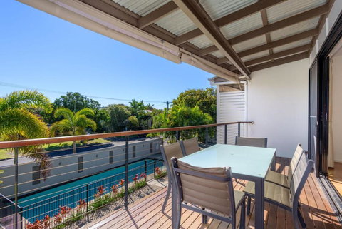 Unit 4 Rainbow Surf Modern Double Storey Townhouse With Large Shared Pool Close To Beach & Shop - Foster Accommodation 6