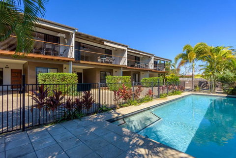Unit 4 Rainbow Surf Modern Double Storey Townhouse With Large Shared Pool Close To Beach & Shop - Foster Accommodation 3