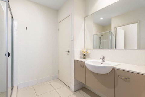 Unit 4 Rainbow Surf Modern Double Storey Townhouse With Large Shared Pool Close To Beach & Shop - Foster Accommodation 5