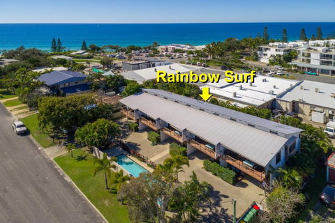 Unit 4 Rainbow Surf Modern Double Storey Townhouse With Large Shared Pool Close To Beach & Shop - Foster Accommodation 2