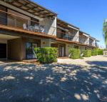 Unit 2 Rainbow Surf Modern double storey townhouse with large shared pool close to beach  shops - Foster Accommodation
