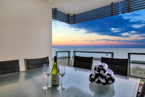 Oceana Darwin Central Oceanfront 3 Bedroom 2 Lounge Room Pool Gym Tennis Court Sleeps 9 - Foster Accommodation 0