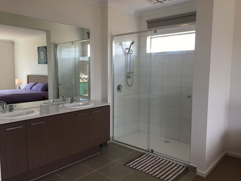 Apple House Point Cook - Foster Accommodation 1