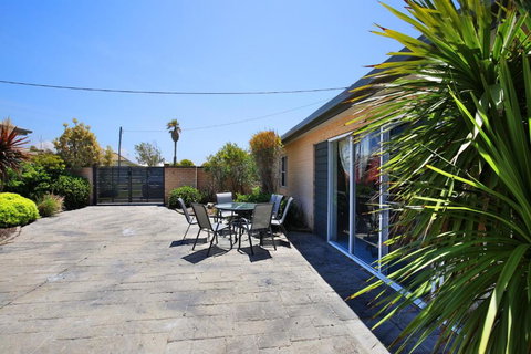 Neptune Absolute Beachfront - Foster Accommodation 4