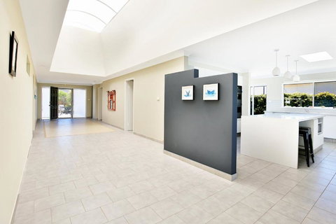 Neptune Absolute Beachfront - Foster Accommodation 6