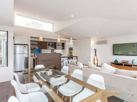 SUNRISE At BREAKERS Townhouse Close To Town - Foster Accommodation 2