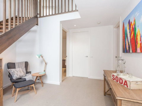 SUNRISE At BREAKERS Townhouse Close To Town - Foster Accommodation 1