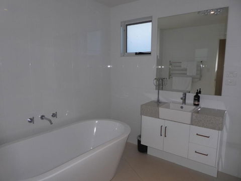 Bridport Horizon Views - Foster Accommodation 3