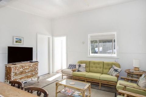 Retro Beach Cottage 681 Murramarang Rd - Foster Accommodation 2