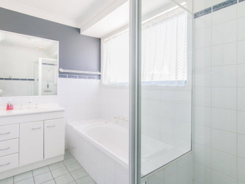 1 / 54 Parkes Airconditioned - Foster Accommodation 4