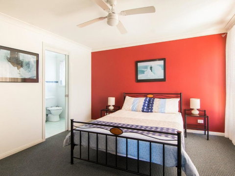 1 / 54 Parkes Airconditioned - Foster Accommodation 2