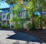 Surfside Beach House 17 Rainbow Shores Swimming pool 2 minute walk to beach air conditioning relax here - Foster Accommodation