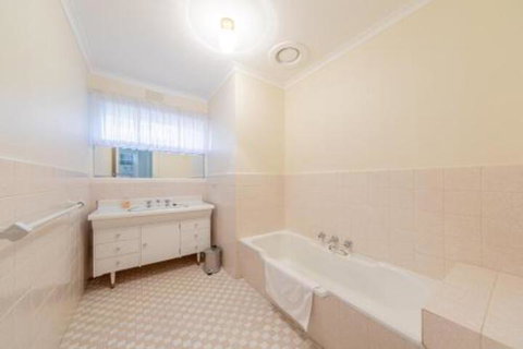Doncaster Beautiful 4 Bedder+ Walking To Westfield - Foster Accommodation 6