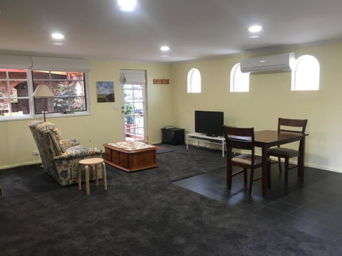 Tinder Lodge Studio - Foster Accommodation 3