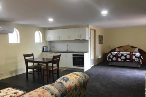 Tinder Lodge Studio - Foster Accommodation 0