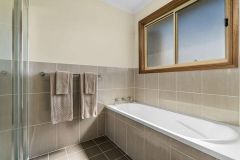 Reflections Holiday Parks Grabine - Foster Accommodation 7