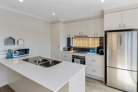 Brand New & Beautiful Rosebud Holiday Home - Foster Accommodation 2