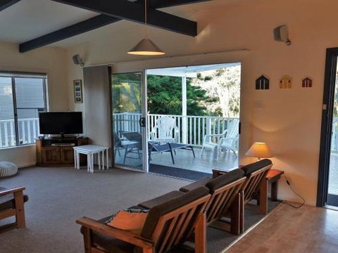 Wonky Pine Beach House NARRWALLEE 4 Bedroom - Foster Accommodation 3