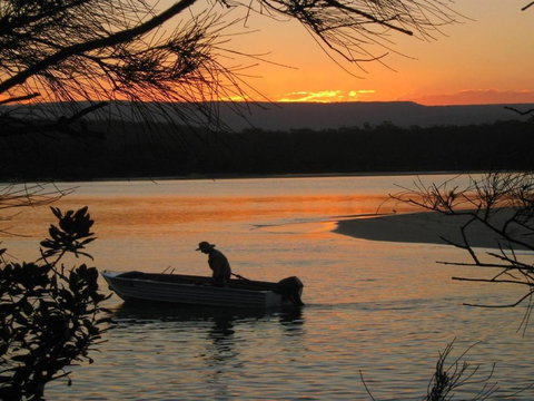 Wonky Pine Beach House NARRWALLEE 4 Bedroom - Foster Accommodation 4
