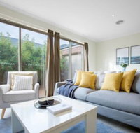 Spacious Lovely Home In Point Cook - Foster Accommodation