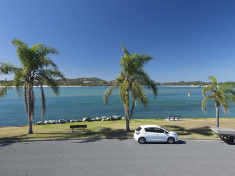 Lakeside Flats 1 - Foster Accommodation 3