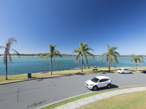 Lakeside Flats 5 - Foster Accommodation 3