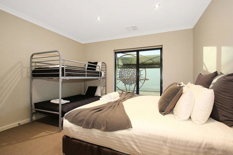 Lang Street Luxury Retreat Mulwala - Foster Accommodation 6