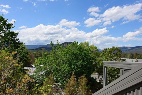 Cloudsong Chalet 2 Close To The Village Centre! - Foster Accommodation 2