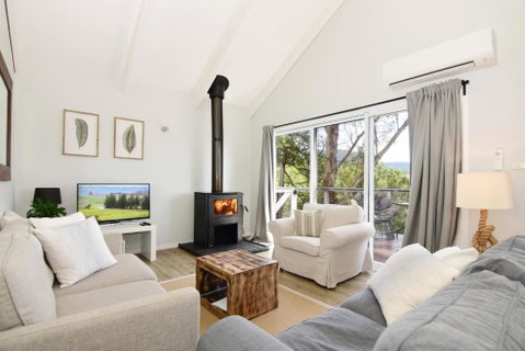Treetops Newly Renovated In The Village! - Foster Accommodation 3