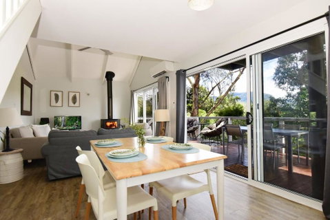 Treetops Newly Renovated In The Village! - Foster Accommodation 5
