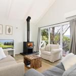 Treetops Newly Renovated In The Village! - Foster Accommodation 0