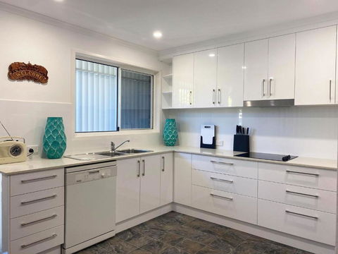 Woorim Secluded Palms Cottage - Foster Accommodation 2