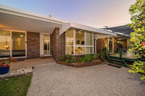 Woorim Secluded Palms Cottage - Foster Accommodation 1