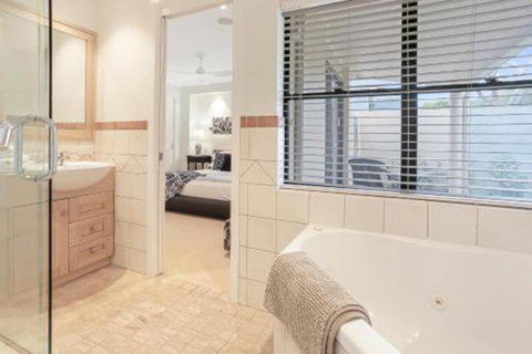 Waterfront Luxury Noosa Heads - Foster Accommodation 5