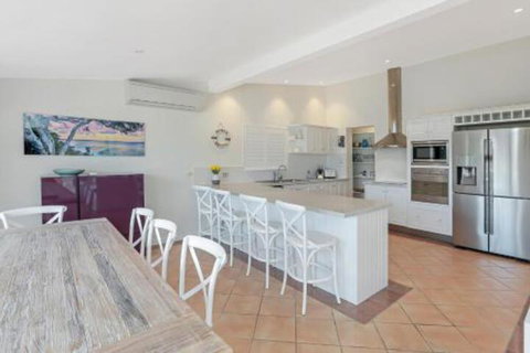 Waterfront Luxury Noosa Heads - Foster Accommodation 3