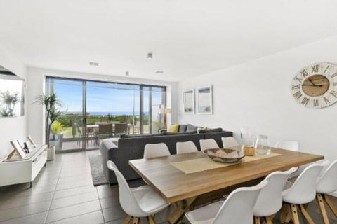 WATERFRONT TWO Position Perfect NEW LISTING 2019 - Foster Accommodation 5